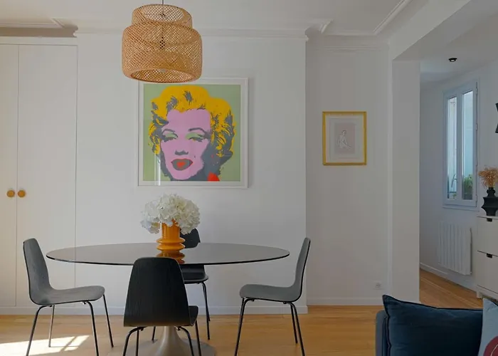 Warm Modern & Fabulous- Large Apartment